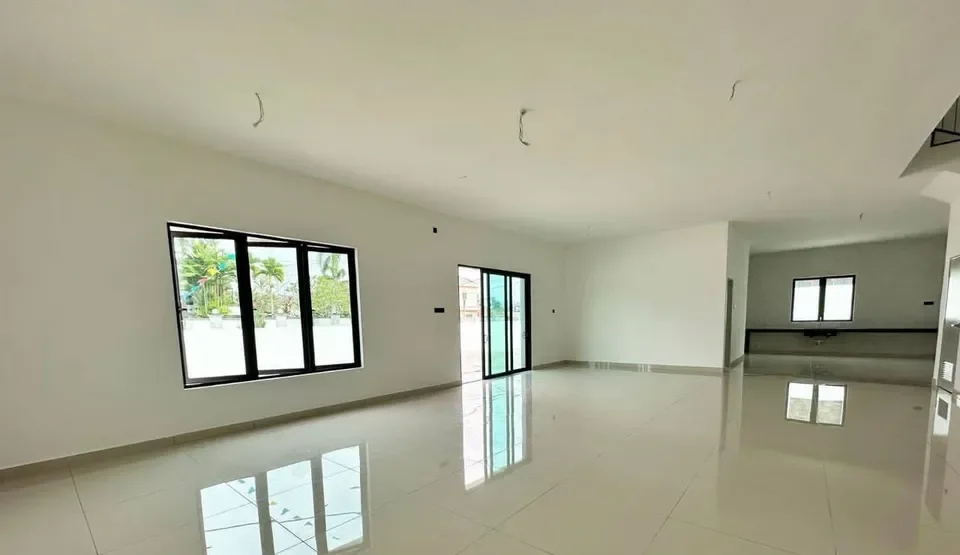 The Grand 9 living and dining hall with high ceiling, real completed unit